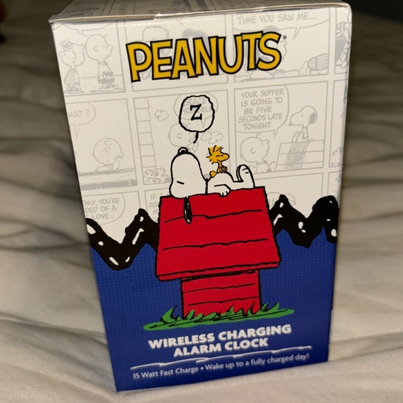 Snoopy New In Box Peanuts Wireless Charging Alarm Clock Station Charlie Brown - Picture 2 of 5